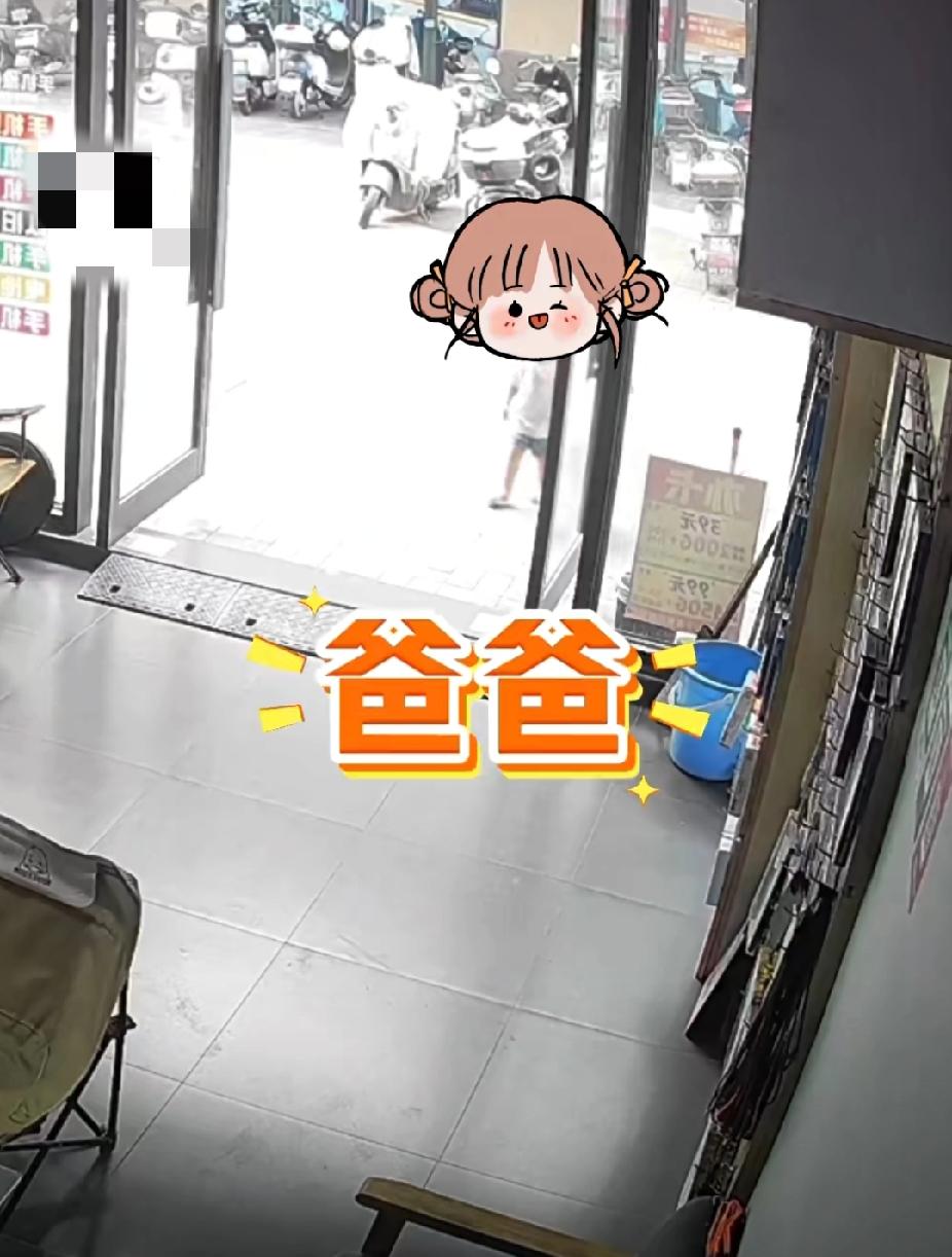 广西桂林的黄先生开了一家手机维修店，10月11日，两个小女孩出现在店门口喊：“爸