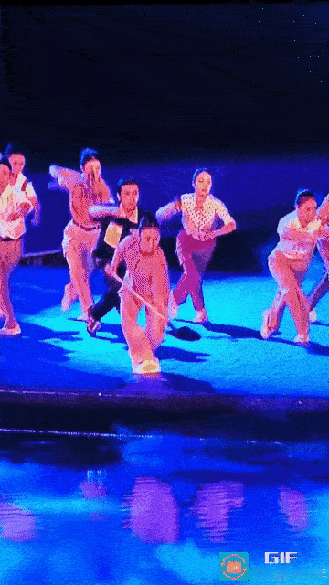 笑死我了！全运会闭幕式这一幕直接火出圈！小姐姐正挥着铁锹跳得带劲，下一秒“咔嚓”