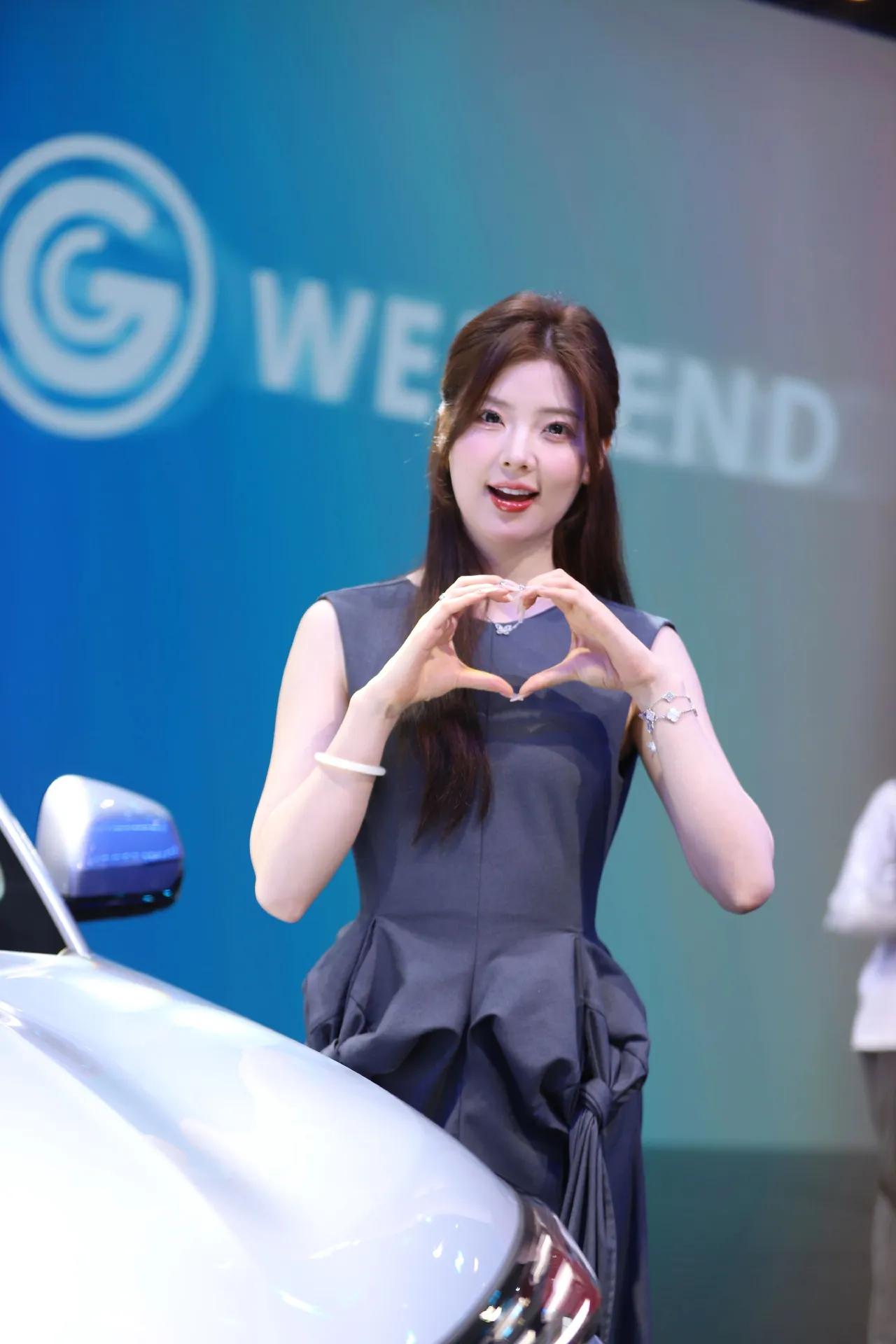 美女车模手比爱心，新款车型惊艳亮相！💖🚗
