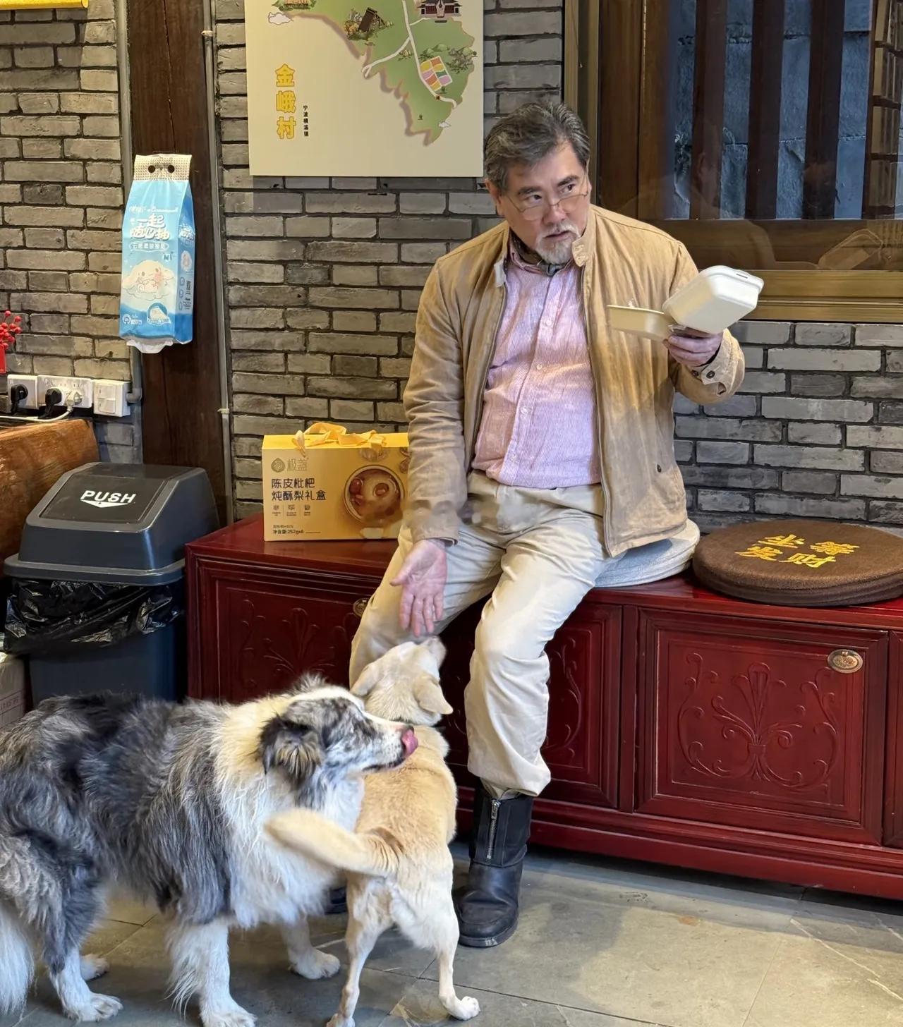 有网友在浙江金峨禅寺偶遇赵文瑄，和小朋友一起合影，态度很友好，没有一点明星架子。