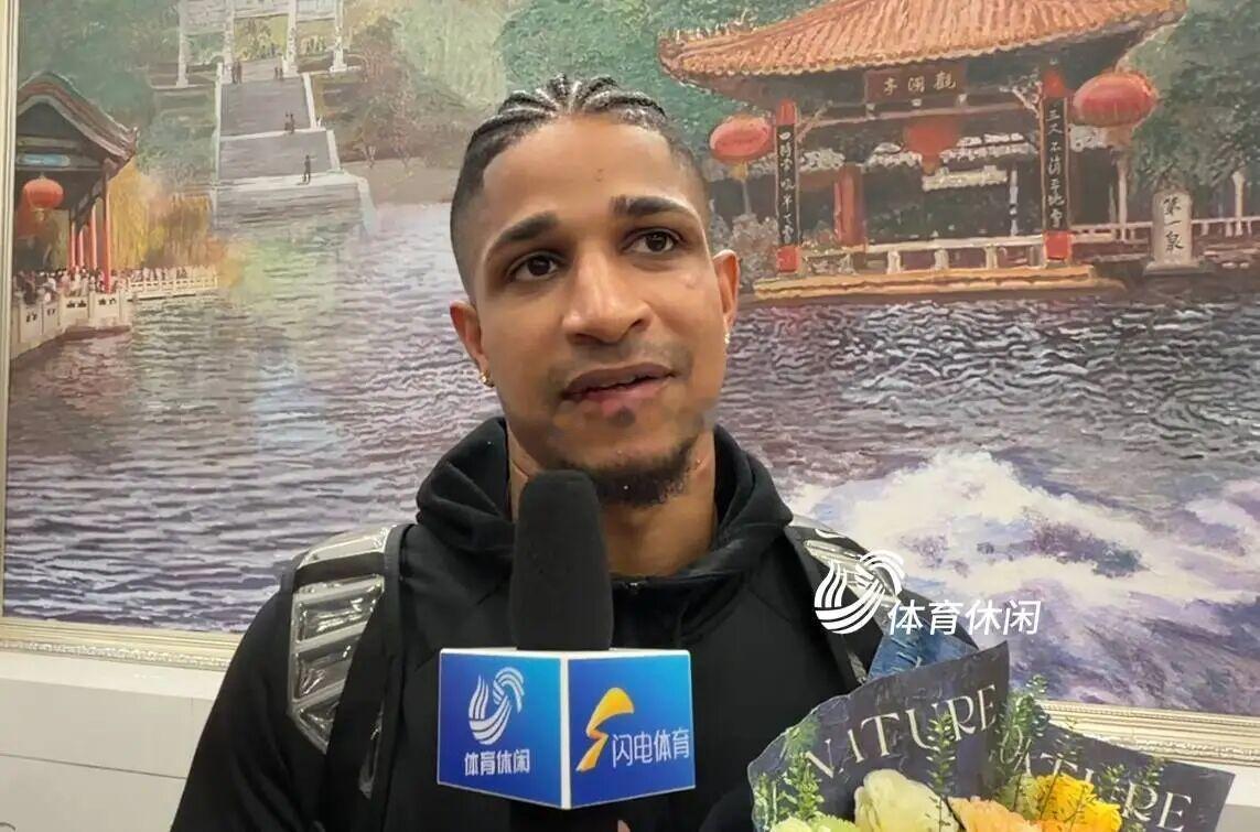 今天凌晨，山东高速男篮新赛季签下的两名外援班顿和阿方索·普卢默抵达济南，加上此前