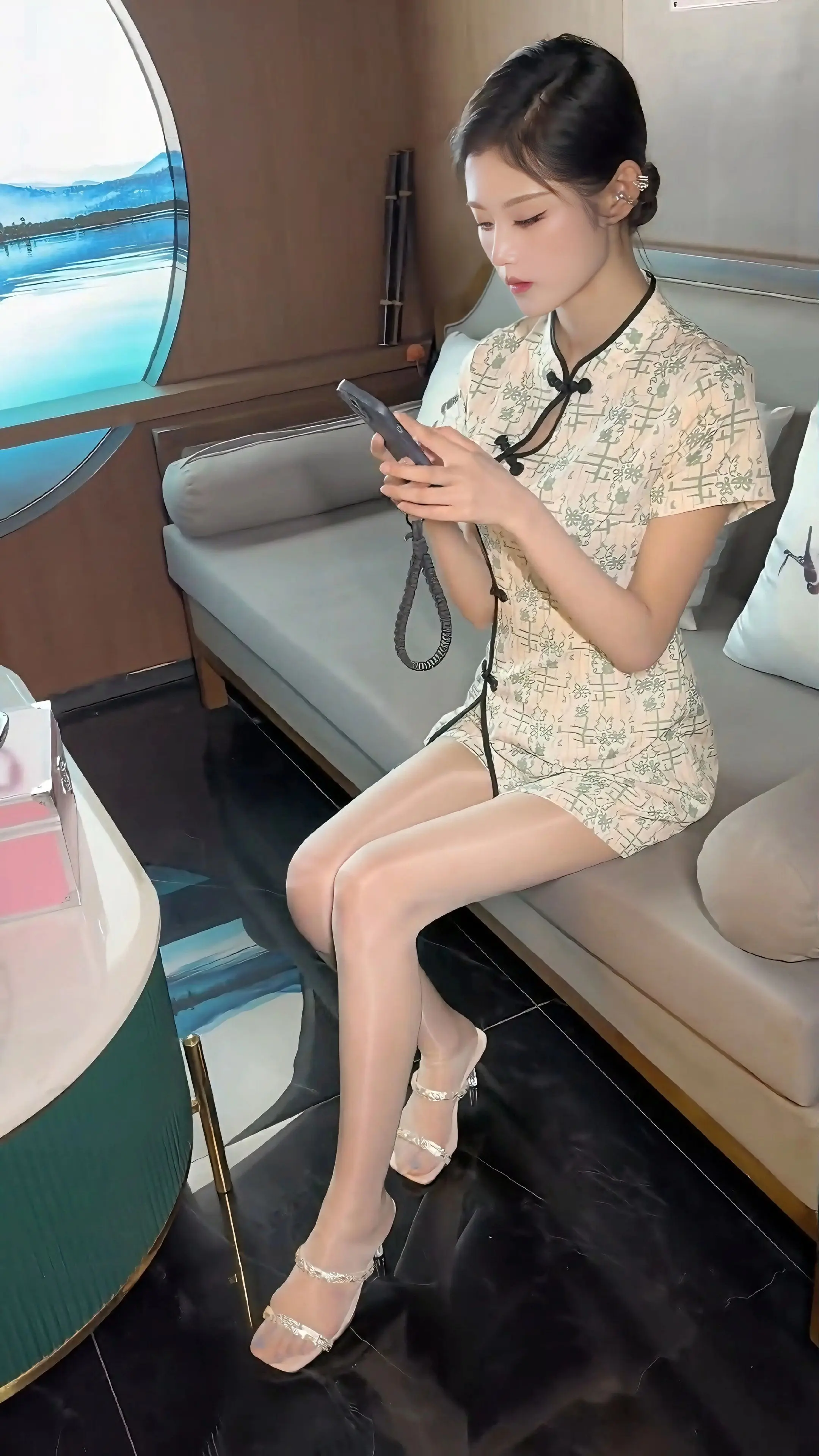 "努力赚钱吧，钱是成年人最大的体面，人给不了的东西，钱能给
