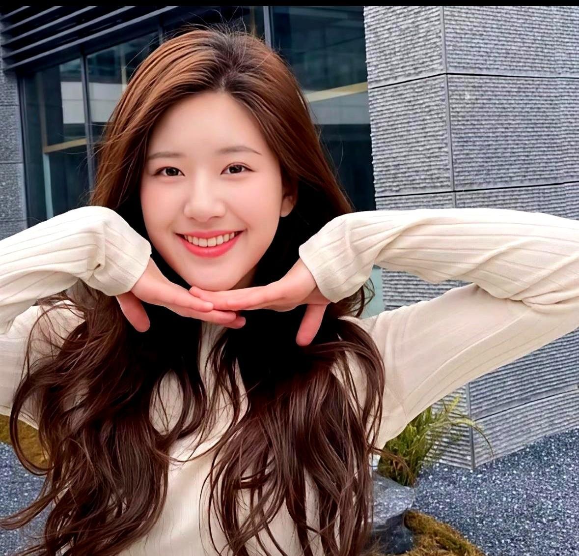 别再说她只是甜妹了。三年前你刷到她的鬼畜视频，现在她让50亿播放量瘫在腾讯服务