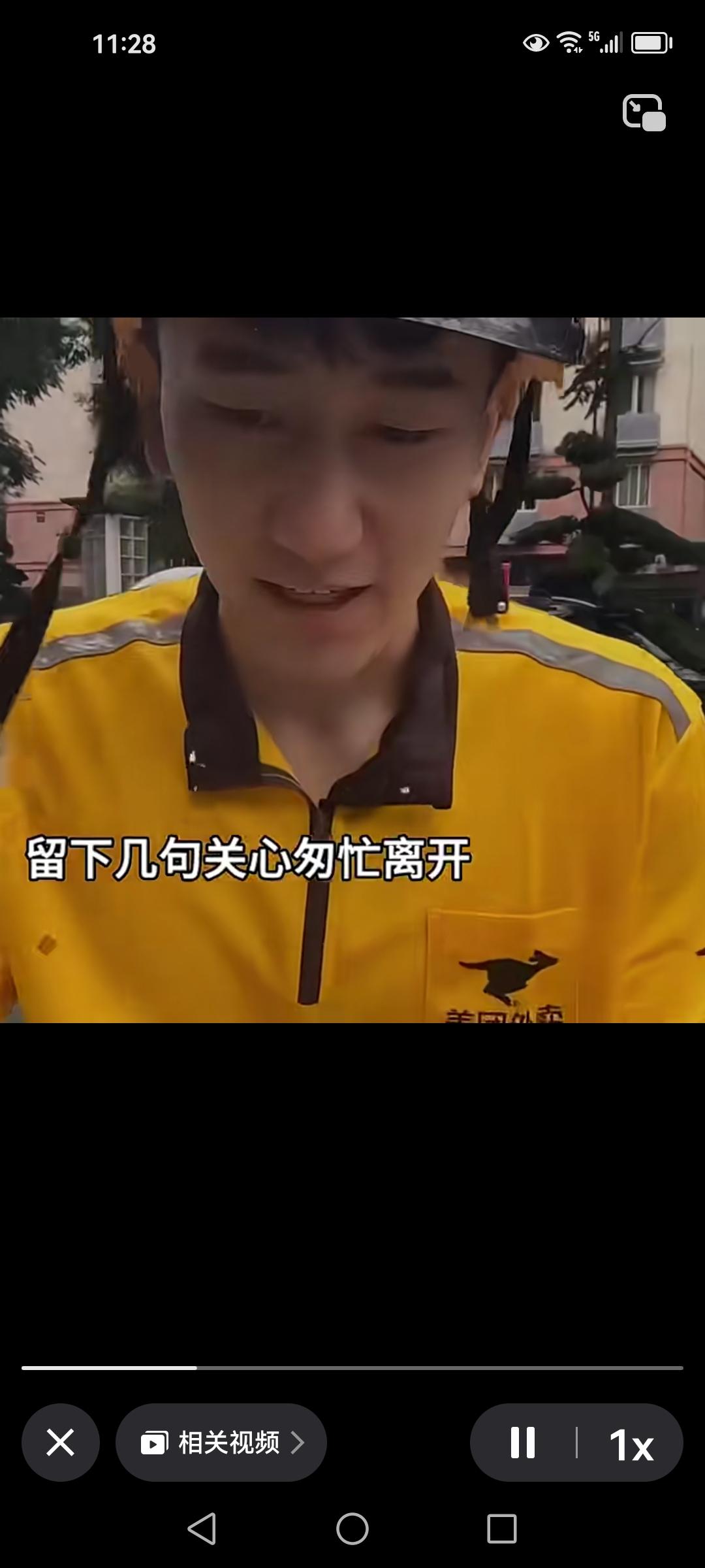 太甜了！小伙子给女朋友送吃的，看到女孩后，却忽然转身离开。女孩懵了，赶紧喊：“哎