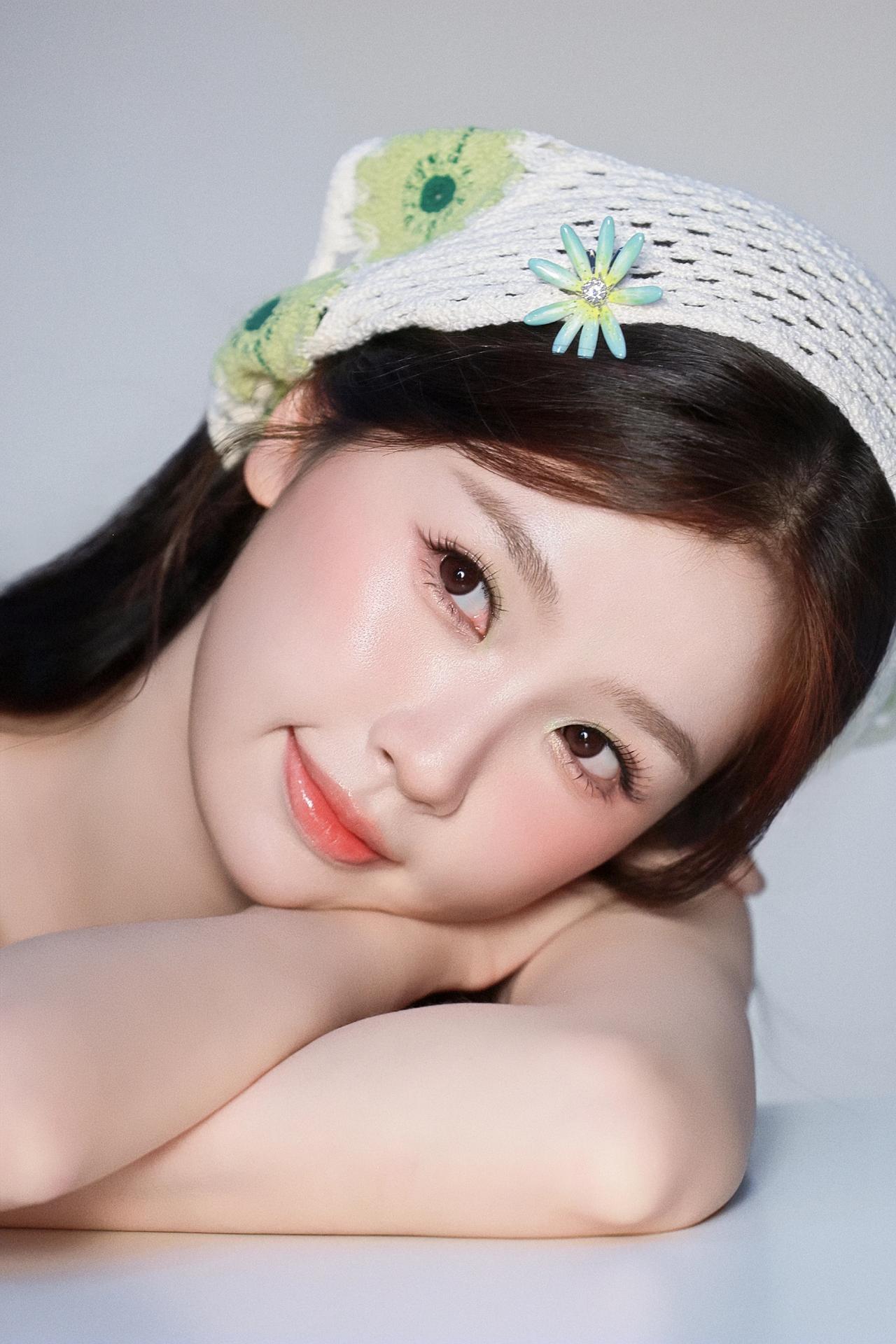甜妹虞书欣壁纸～把夏日的清新与甜美穿在身上，微风拂过，满是少女独有的温柔氛围感