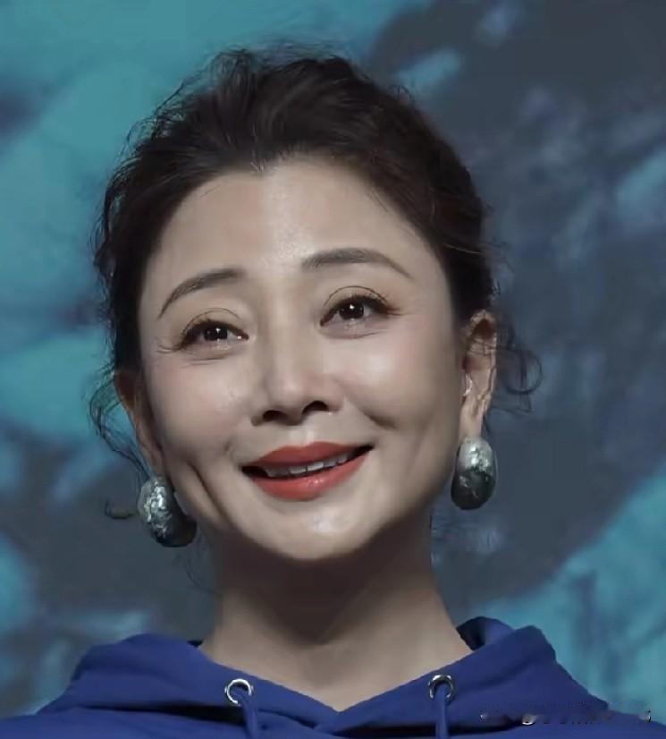 46岁殷桃近照状态绝了，高清镜头下居然看不见法令纹！不过她也坦言，女性过了45岁