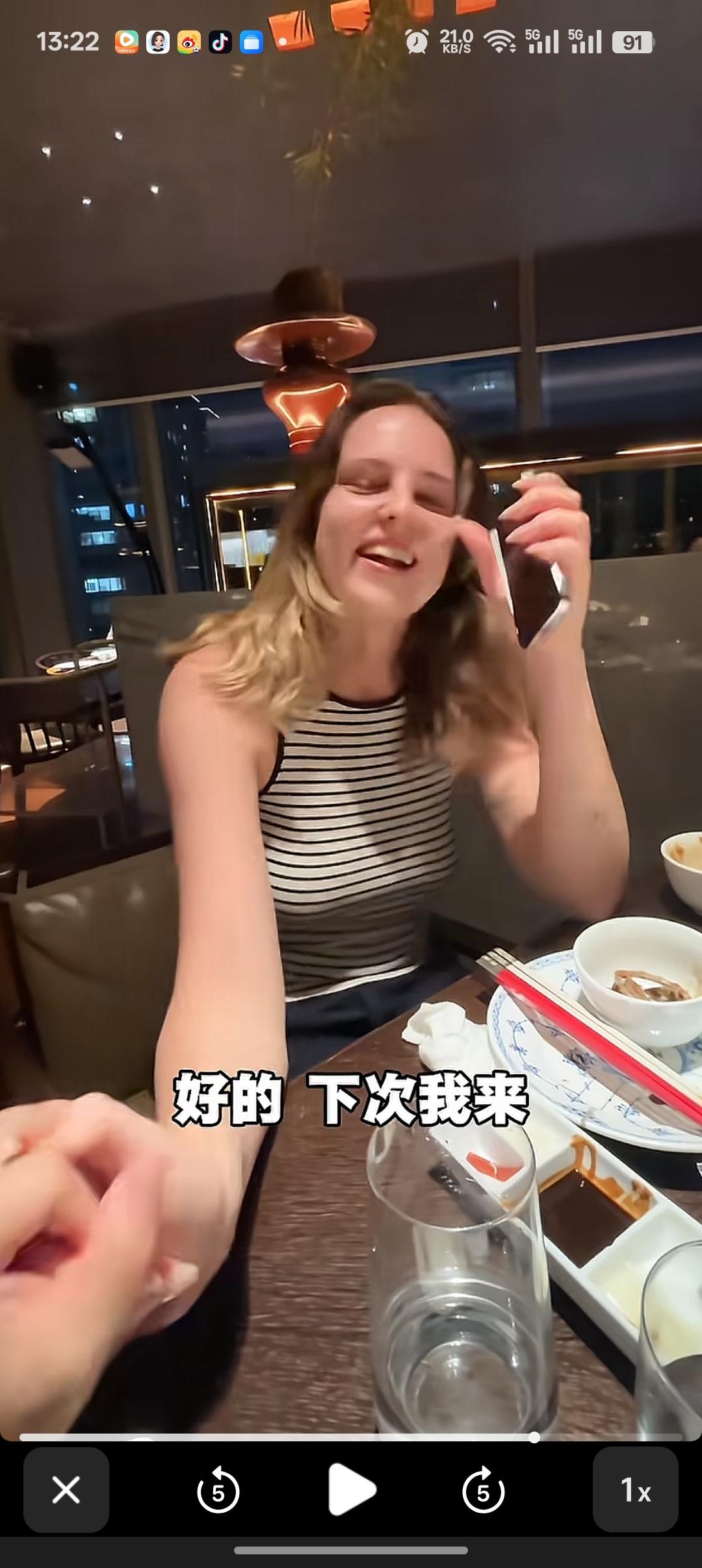 一个男的请女朋友吃饭，吃完饭以后，结果没有想到女朋友则主动要自己买单。男朋友