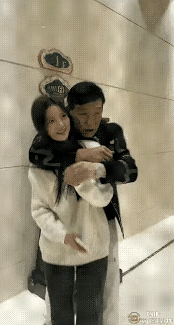 这小姑娘估计不到二十岁[捂脸哭]