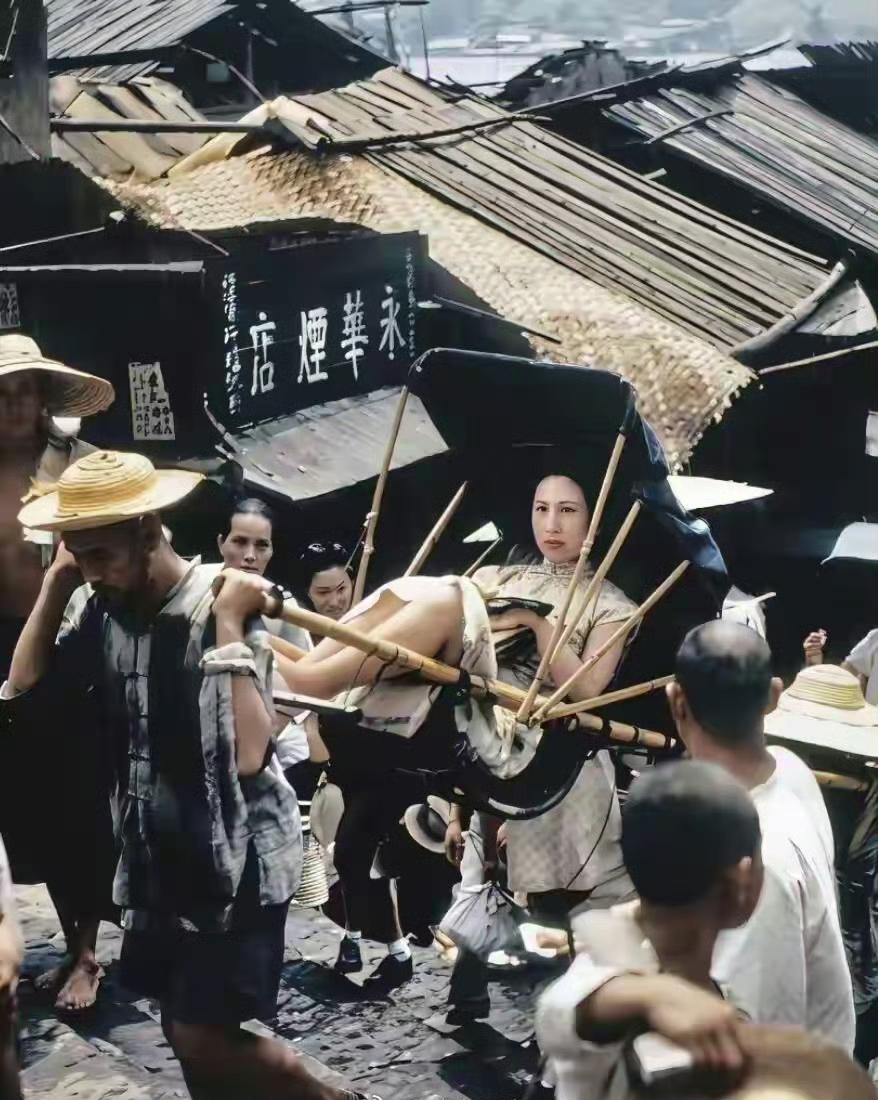 抗战时期，重庆的"贵妇人"。前方吃紧后方紧吃，此刻具象化了！