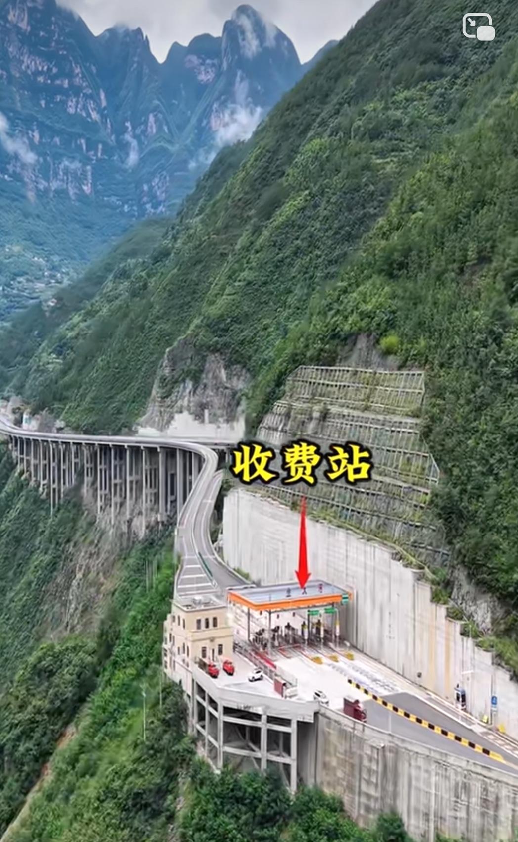 据说是国内最惊险的悬崖收费站，就在重庆巫溪大河！整条巫镇高速穿行于大宁河深
