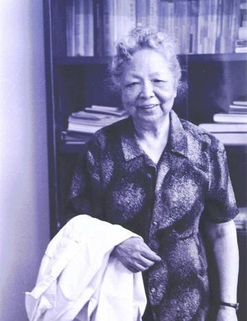1957年，一个中国女人回国过海关时突然被人拦住。工作人员一把翻开她的行李，掏出