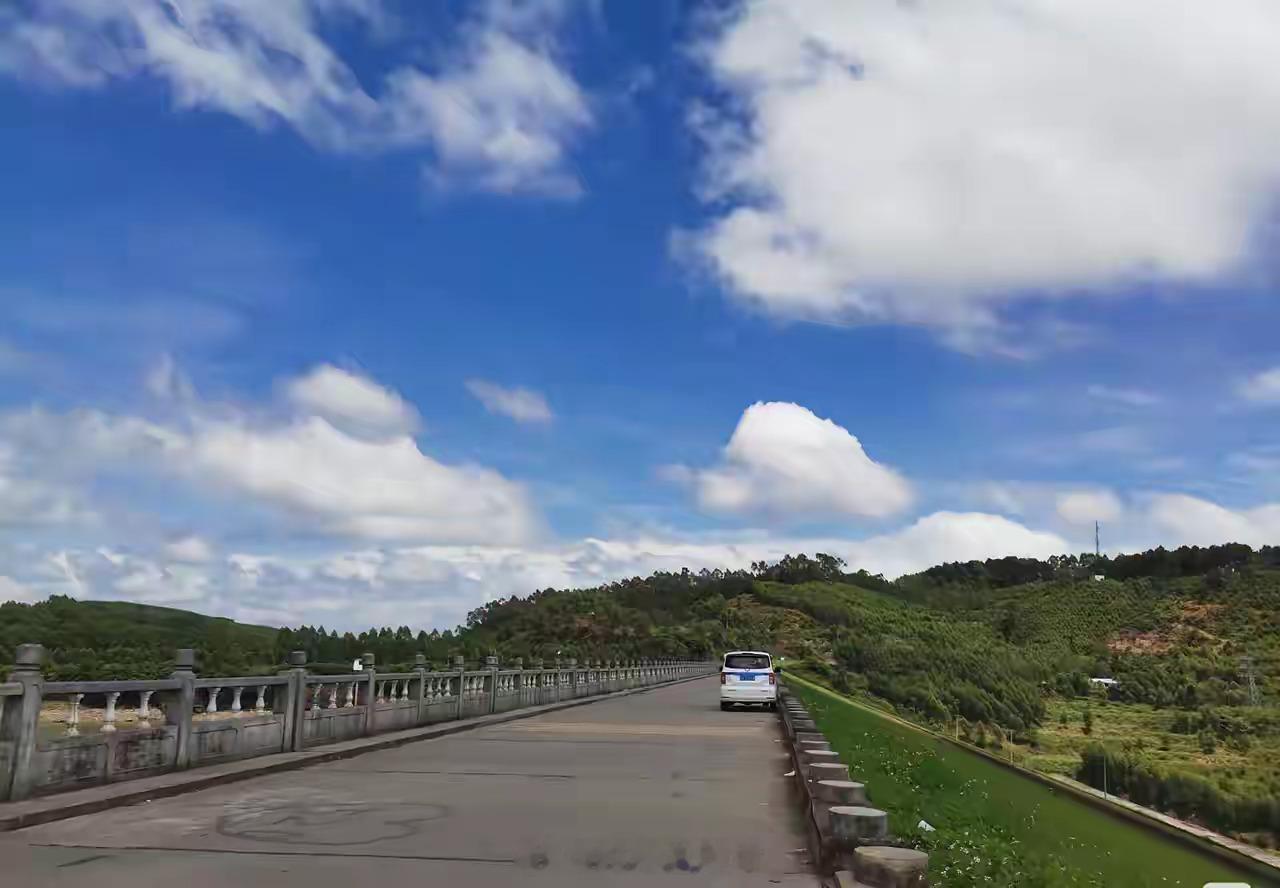 广西横州网友提供的照片。洪灾之前的六蓝水库风景很美，当地人喜欢周末去大坝上玩。水