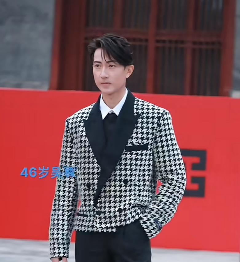 第一次在吴尊脸上看到了黑眼圈和轻微的眼袋，才发现他已经46了。他这种天然帅哥，