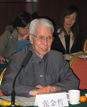 1950年，北京大学医学院小儿外科主任张金哲不顾别人的劝阻和家长的同意，拿着手术