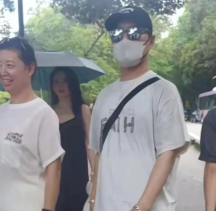 汪峰是真牛啊！居然让章子怡同意他带着儿子女儿，和森林北的父母和女儿一起到日本旅游