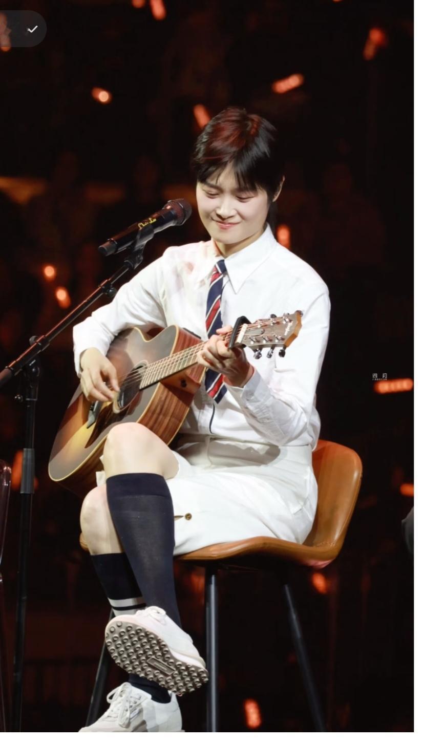 李宇春，吉他和她简直太配了。