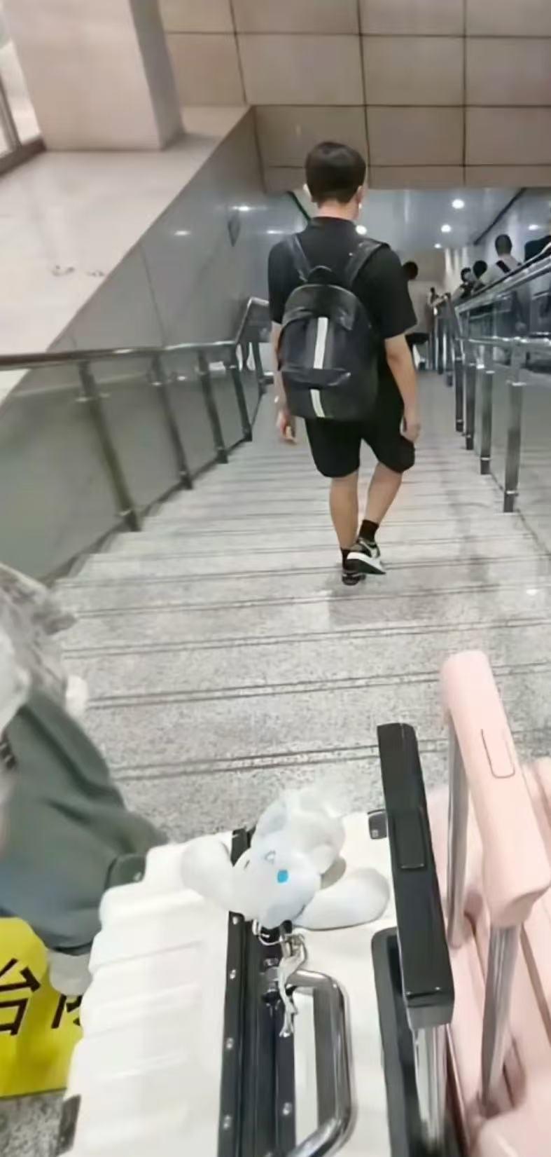 “什么时候男的才能意识到帮女生是一种品德？”女生独自拖拽沉重行李箱下楼梯，身旁一