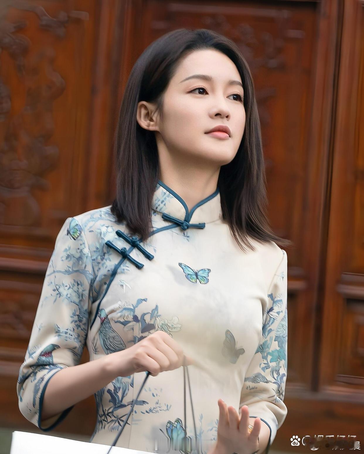 李沁一袭旗袍韵味拉满，气质温婉又灵动