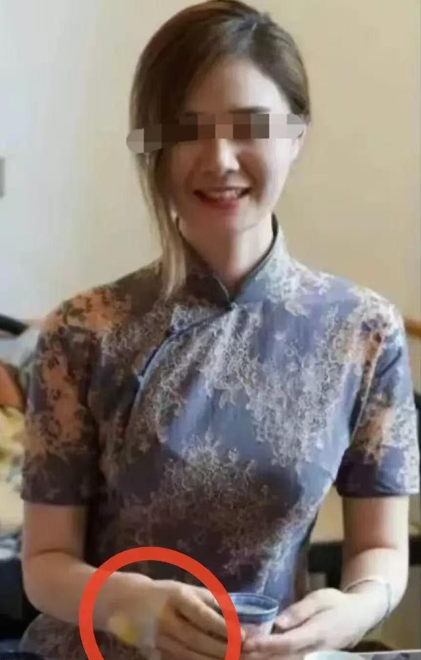 “三姐”曹某阳，不知道大家发现一个细节没有，就是在她的宣传图片上，她手上还有留置