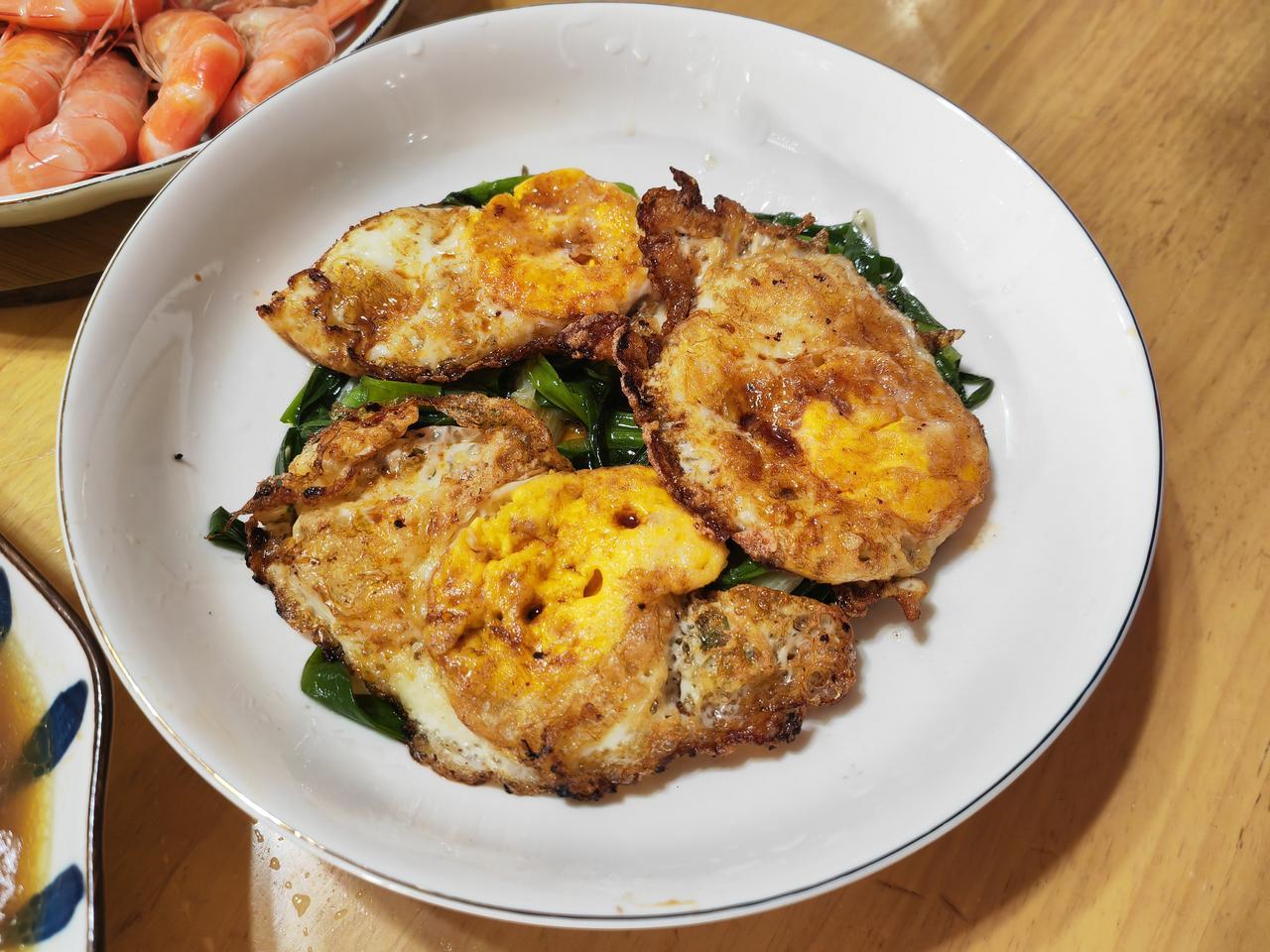 今天晚上吃什么呢？剪几个荷包蛋，清蒸鱼非鱼（福寿鱼），再白焯一道虾，再来一盘青