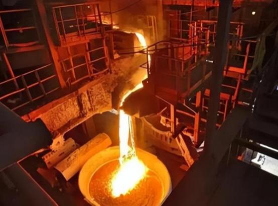 2022年，一名25岁的瑞士电工失足掉进了一个720°C的熔炉，熔化的金属瞬间没