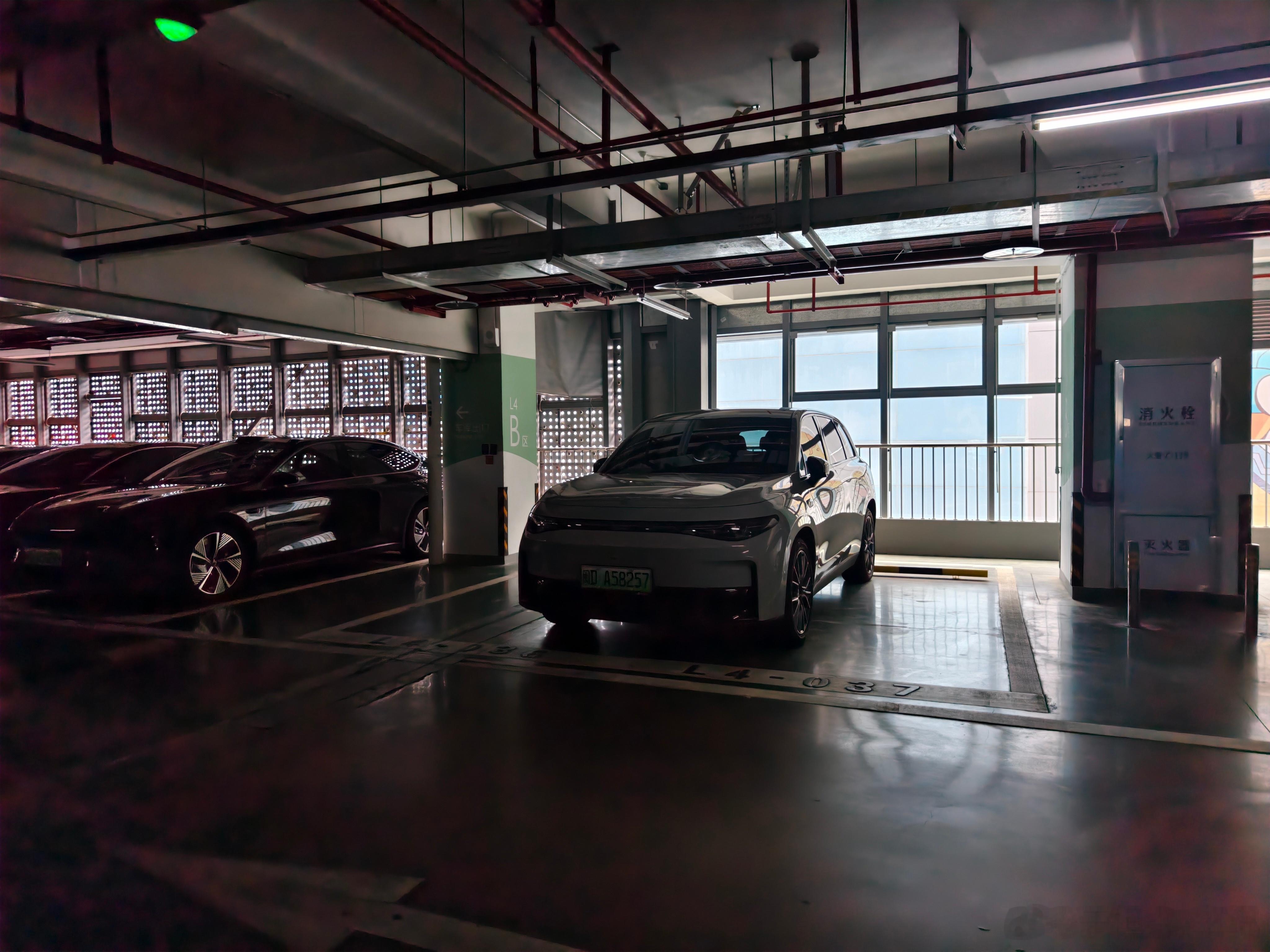 一台车停两个车位，素质瞬间凸显出来了​​​