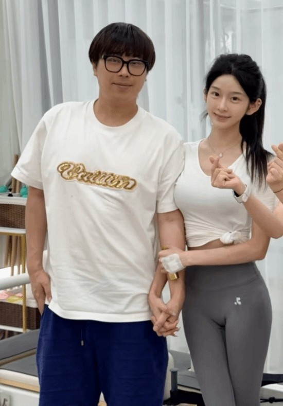网友曝出五五开巴旦木公主近照：其中开哥老婆瑜伽裤亮眼婚礼预计于明年开哥此前已经