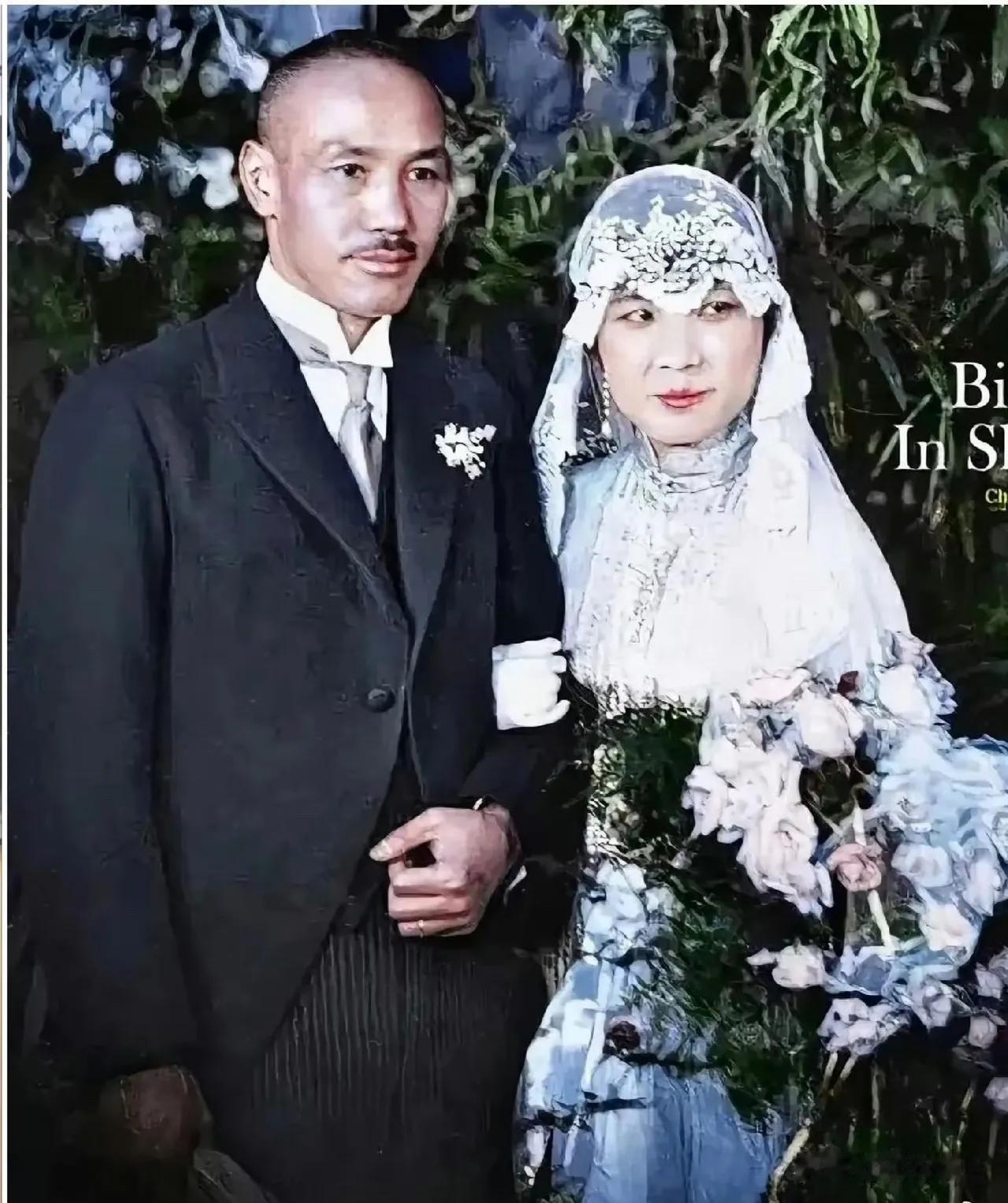 真是与众不同啊！这是蒋介石与宋美龄在1927年12月1日，在上海举行的婚礼。