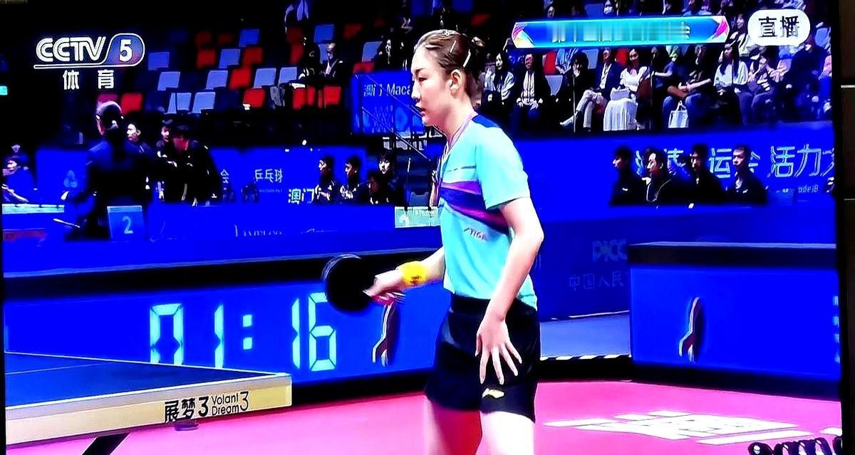 陈梦居然穿了条短裙上场，全场就她一个，镜头一扫，衬裤露了3回，她手挡了3回，热搜