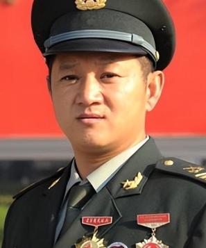 1986年，一个18岁的山东莱西小伙参军入伍，原本是冲着装甲兵去的，结果因为是初