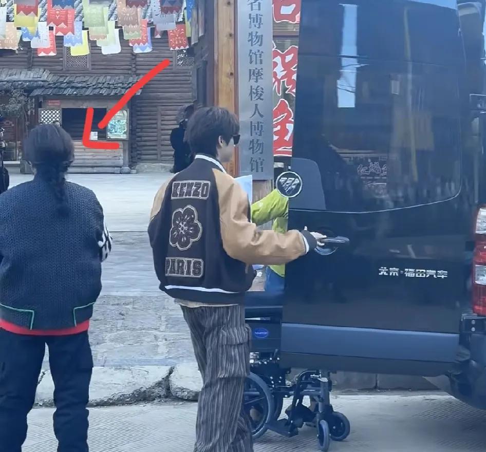 向太这人情商很高，她虽然很强，但懂得示弱，脚受伤了，就有工作人员上下车的照顾着。