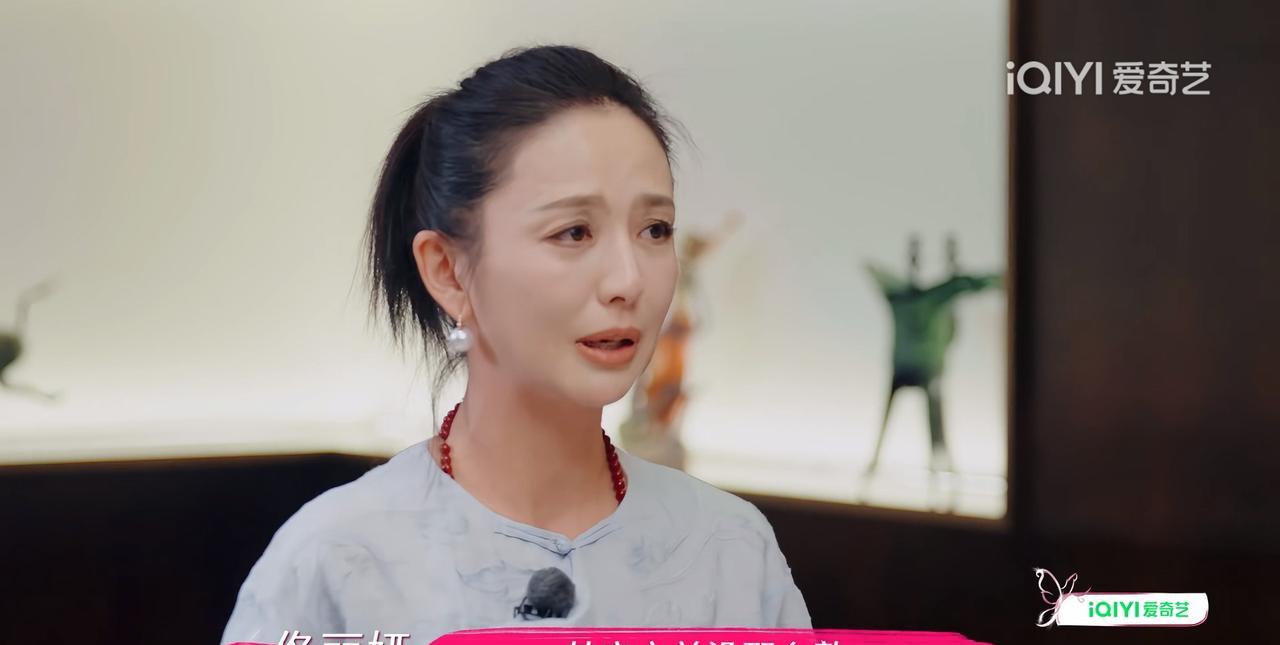 佟丽娅红着眼眶说：“原本我跟董璇不熟，就是有一天，我说我想买房，然后她就开始给我