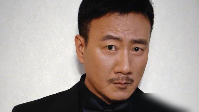 胡军在山东打车，司机非得塞给他一兜大黄桃，死活不要钱。转头又碰上倪萍，硬往他手里塞苹果。他说这趟山东