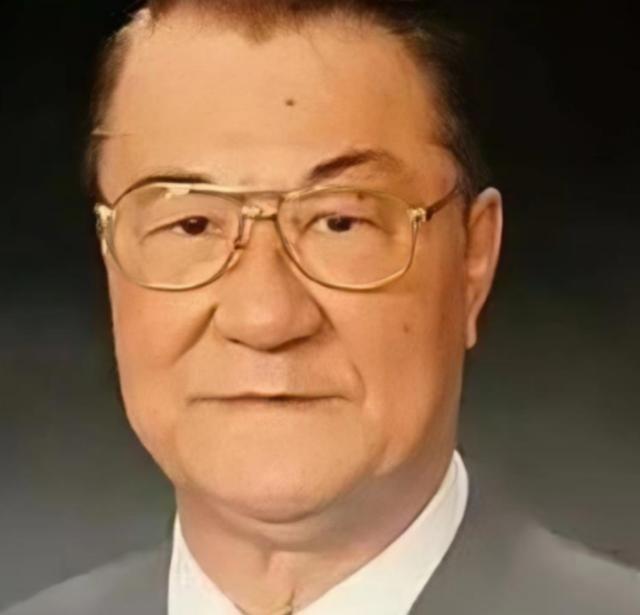 1992年，阎锡山的小儿子回到山西忻州，在老宅门口老泪纵横。然而就在他抬脚准备回