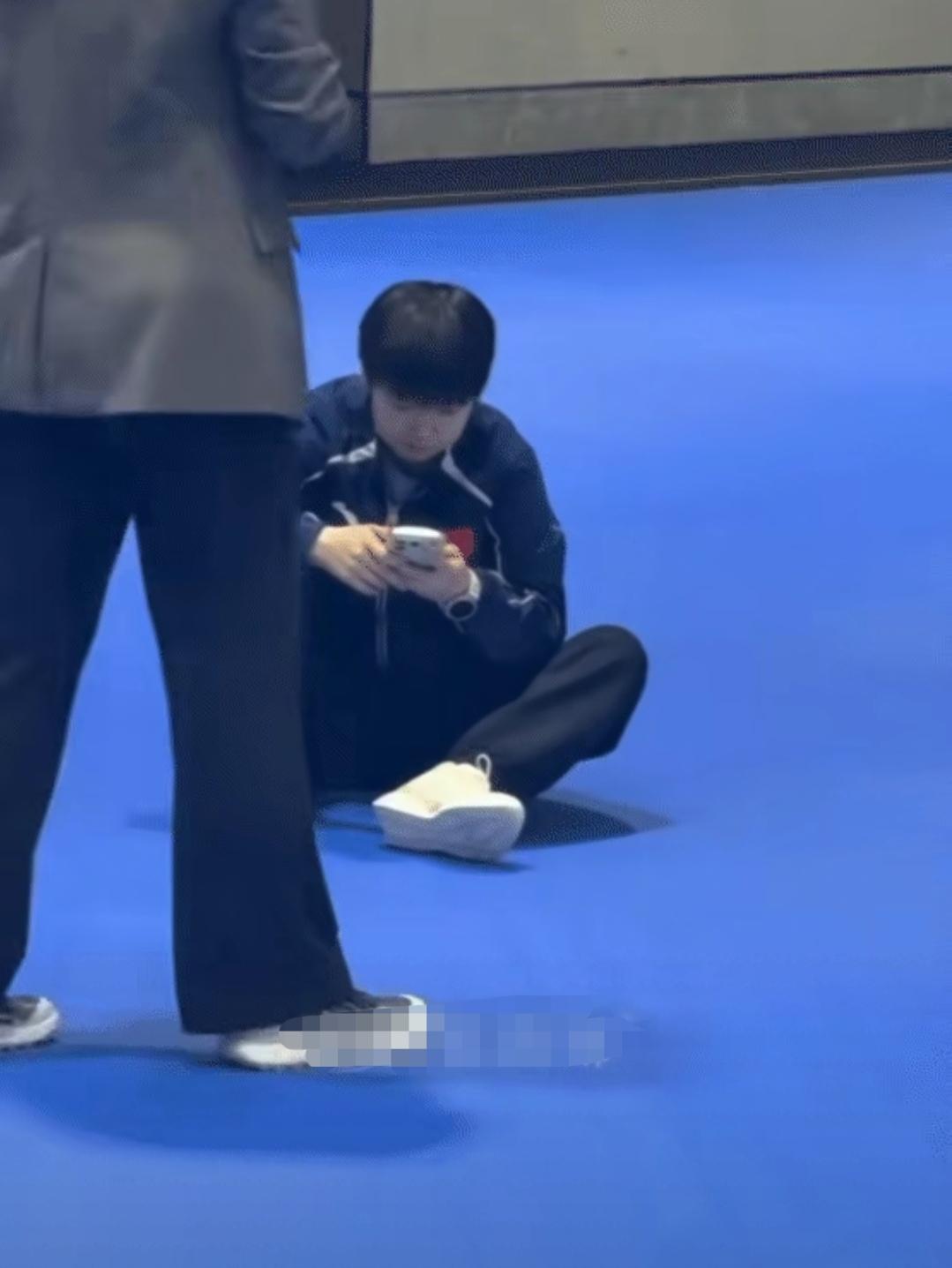 这就是我们的世界杯女单三连冠孙颖莎赛场下的真实一幕，她简单，真实，赛场上她全力以