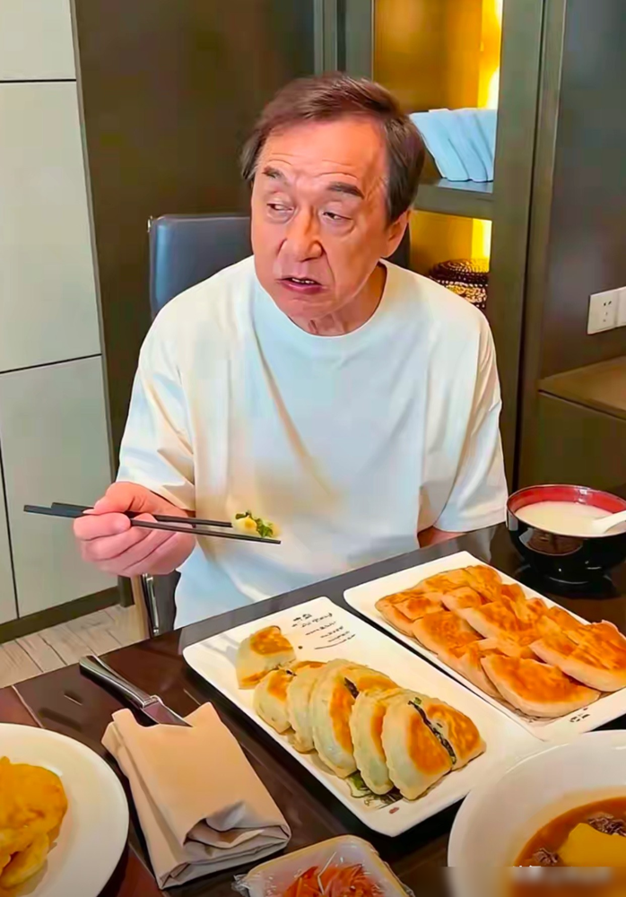 成龙71岁近照曝光，满头白发，双颊下坠，眼袋耷拉到脖子根，手臂全是老年斑。评论区都在说大哥老了，可你