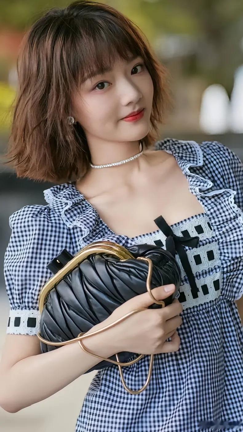 任敏以栗色俏皮短发搭配复古格子连衣裙，甜美元气扑面而来！​​​