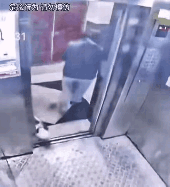 狗狗摊上这么一个主人，也算是倒霉透顶了。狗狗跟着它的主人遛弯的时候，走到电梯边，
