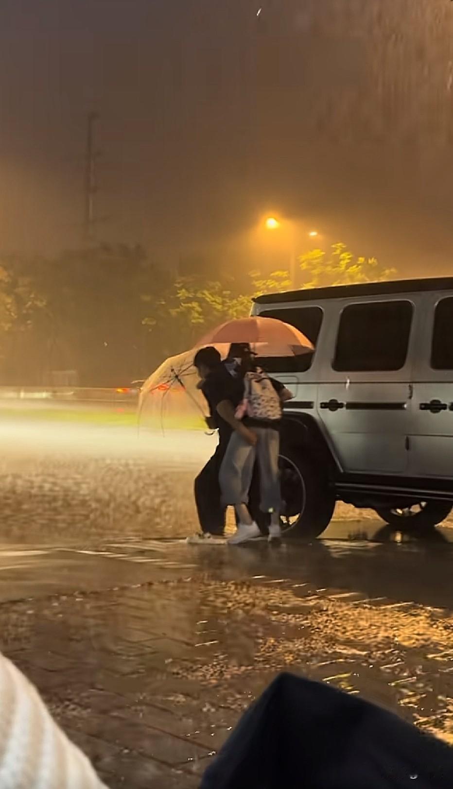 还是不够爱，爱你的人会让雨停下来[微笑]