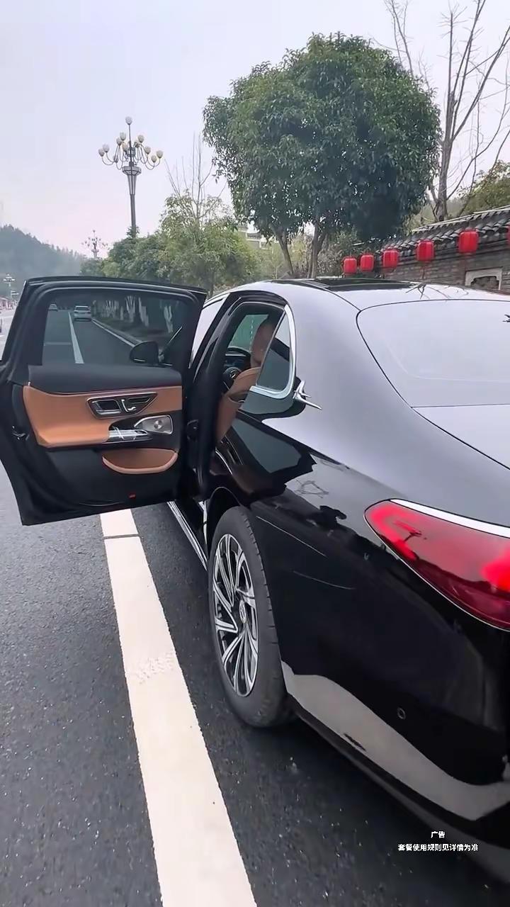 过年在哈啰租大奔开回家过年，有排面，应该能闲动筷了吧哈啰租车开大奔的小姐姐过