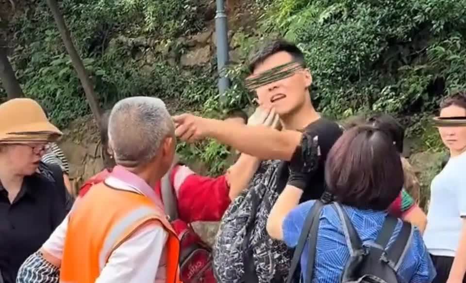 狗咬了你，你会咬回去吗？黔灵山大爷做得对。这名自称江苏南京的男子，真是丢