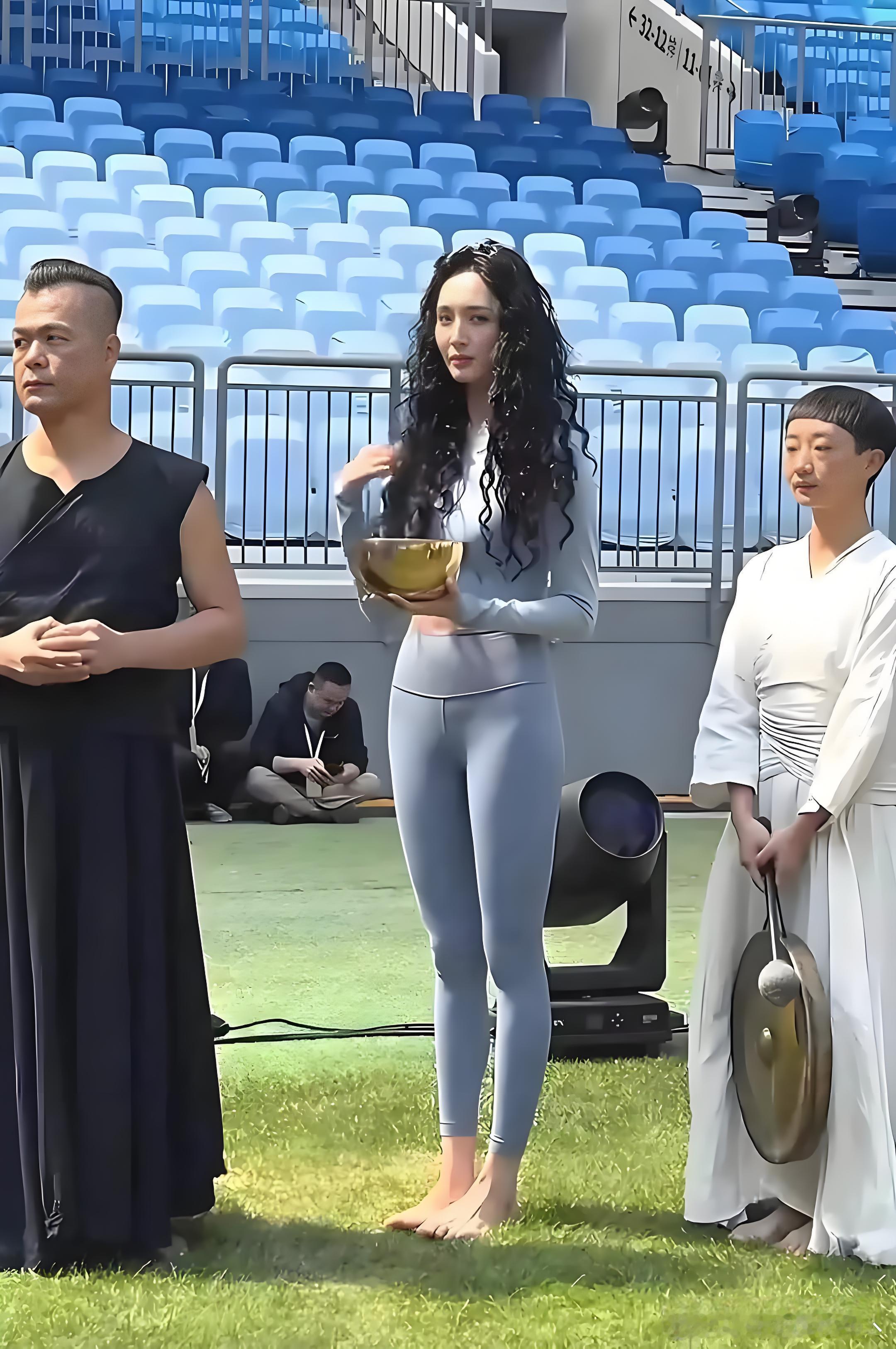 我滴个天！万万没想到啊！她本人比电视里还要漂亮，难怪那么多人喜欢她。