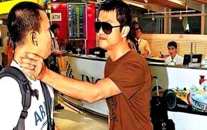 2008年，王菲一家四口去不丹参加完刘嘉玲和梁朝伟的婚礼，刚出机场，就有狗仔怼脸
