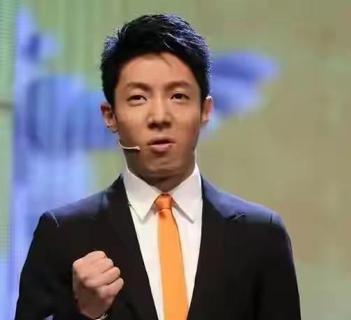 大家有没有发现撒贝宁有些不对劲​他都50岁了，竟然完全没有“老牌主持人该有的