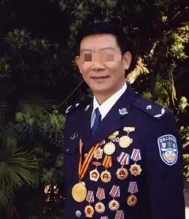 1992年，缉毒警陈新民多次执行卧底任务后受邀参加颁奖，岂料主办方突然直播，英雄