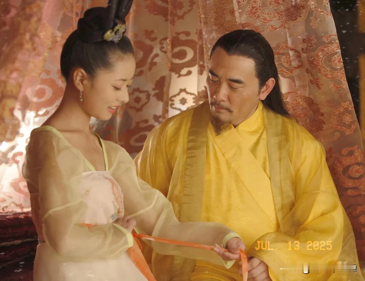 侍寝的妃子抬上龙床后最怕什么？不是皇帝，而是枕边那根油光发亮的棍子。明朝嘉靖帝
