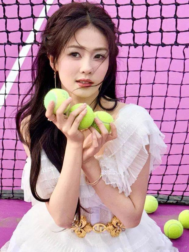 白鹿一组运动风美照释出，照片中她穿白色连衣裙，头发微卷氛围感满满。​​​