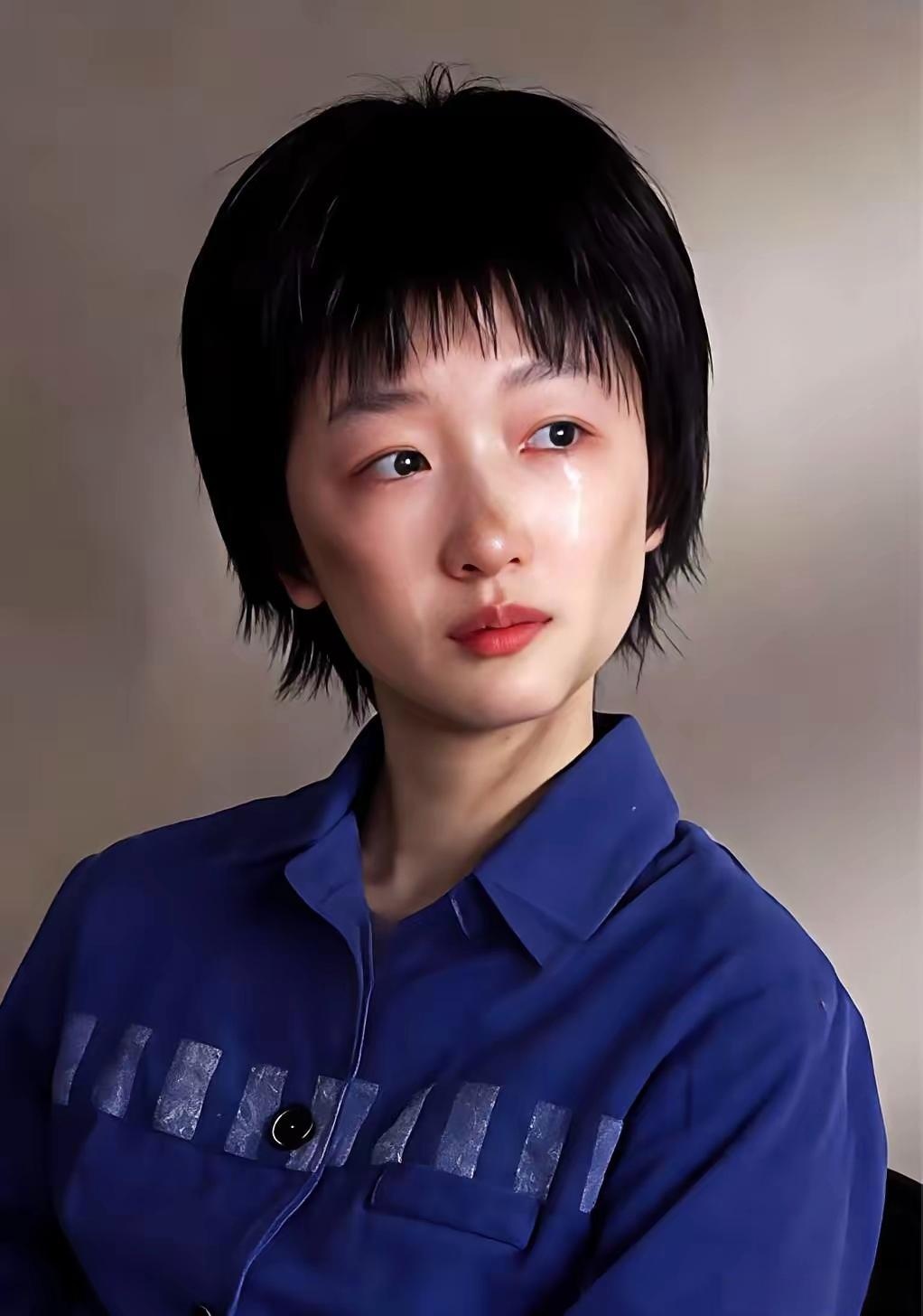 或许周冬雨是最没有观众缘的影后！她凭着一部《少年的你》一口气拿了四个影后，转头就