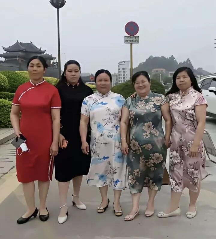 这几位大妈，她们有小肚腩，腚大腰圆的，除了左边的两位，其他的几个身高都不怎么高，