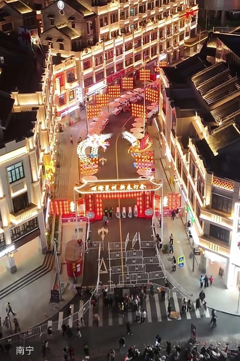 被人笑话南宁“穷疯了”，友仔们冤不冤？一条不过百米长的仿古商业街，开了几家快